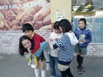 年少の子のめんどうを女の子たちが見てくれています:花園SAにて.jpg